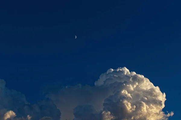 Der Mond Einem Tiefblauen Himmel Mit Großen Weißen Wolken — Stockfoto