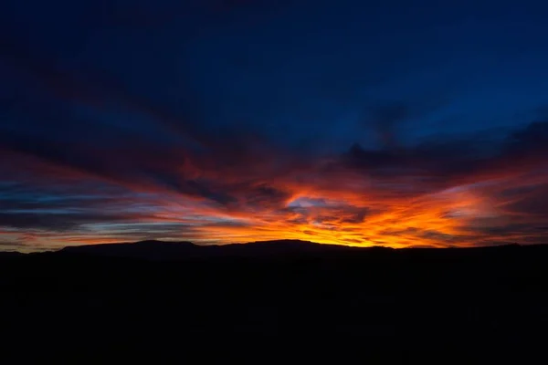 Živý Oranžový Červený Západ Slunce Nad Horami Tmavě Modrou Oblohou — Stock fotografie