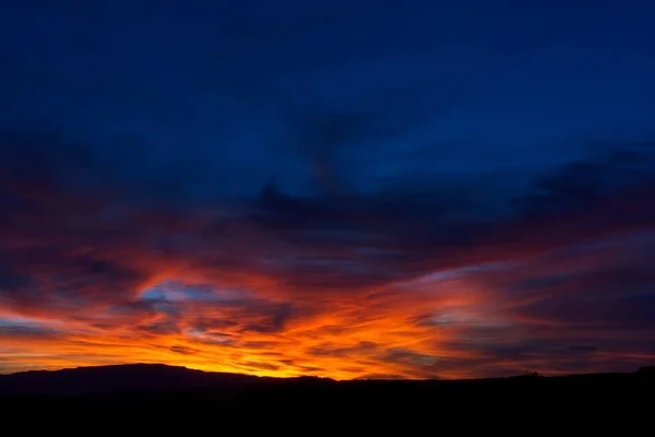 Puesta Sol Roja Naranja Viva Sobre Las Montañas Con Cielo — Foto de Stock
