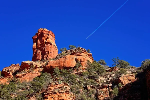 Fay Canyon Den Red Rocks Von Sedona Arizona Ein Düsenkondensstreifen — Stockfoto
