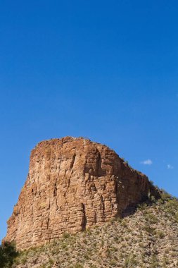 Arizona 'daki küçük Tortilla Düzlükleri kasabasının yakınındaki sarp bir dağ..