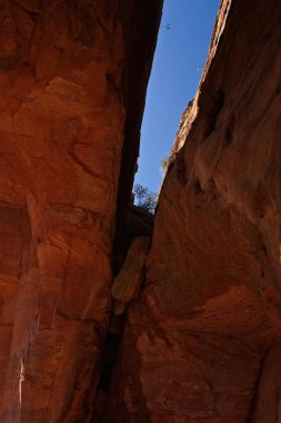 Sedona, Arizona 'daki Kızıl Kayalıklar' daki Asker Geçidi Kemeri 'nin içerisinden bak..