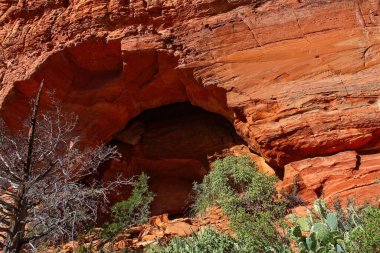 Sedona, Arizona 'daki Kızıl Kayalıklardaki Asker Geçidi' ne bakıyorum..
