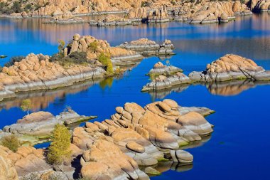 Watson Gölü, sonbaharda sarı kavunlu, Prescott, Arizona.