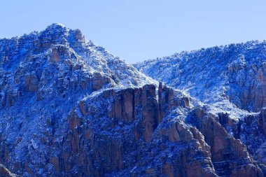 Sedona, Arizona 'nın Kızıl Kayalıkları kar ve buzla kaplı..