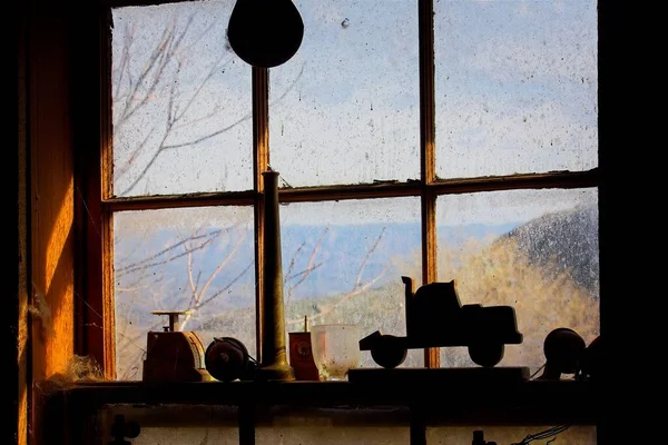 Oyuncakları Diğer Eşyaları Olan Eski Pencere Jerome Arizona — Stok fotoğraf