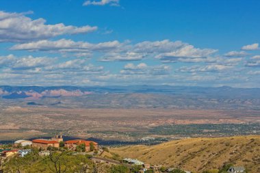 Jerome, Arizona 'dan Verde Vadisi manzarası. Eski lise bir tepenin üstünde görülebilir..