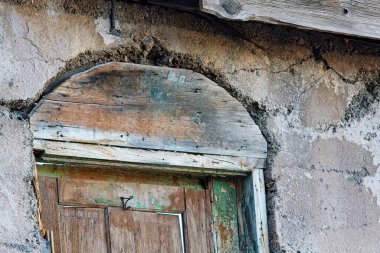Arizona, Jerome 'da terk edilmiş bir binada eski ve yıpranmış bir kapının üzerindeki ahşap korkuluğa yakın çekim..