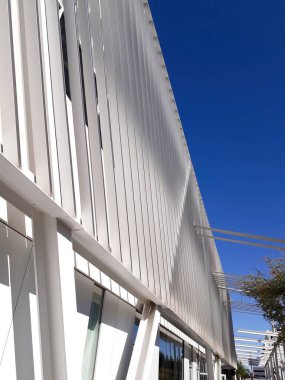 Phoenix, Arizona 'da beyaz fütürist bir binanın ilginç bir mimarisi var..