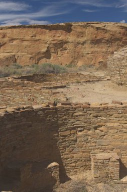 Kivas Chaco Canyon Pueblo, New Mexico 'da bulutlar mavi gökyüzünde.