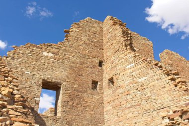 Chaco Canyon Pueblo, New Mexico 'daki bir duvarda mavi gökyüzünde bulutlar.