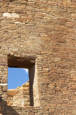 Chaco Canyon Pueblo, New Mexico 'daki bir duvarda mavi gökyüzünde bulutlar.