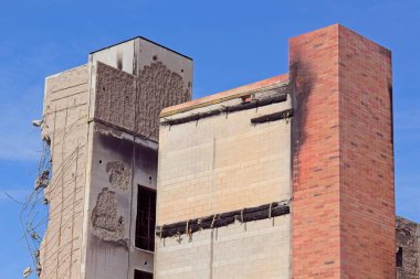 Apartman yangında yıkıldı ve yıkıldı..