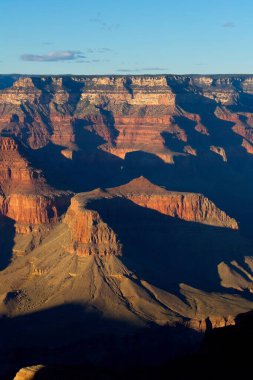Arizona 'daki Büyük Kanyon' a bakıyorum. Gün batımı yaklaştıkça gölgeler oluşuyor.. 