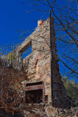 Bu eski taş evden geriye kalan tek şey bir duvar ve bir şömine. Jerome, Arizona.