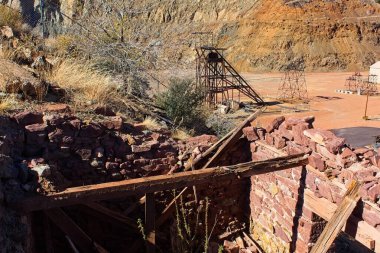 Arka planda United Verde Açık Çukurlu Bakır Madeni 'nden kalma eski bir evin kalıntıları. Jerome, Arizona.