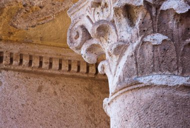 Jerome, Arizona 'daki eski bir binanın önündeki dekore edilmiş bir sütuna yakın çekim..