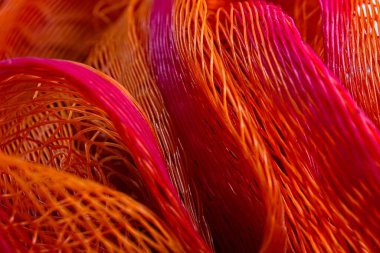 Canlı turuncu ve kırmızı ağların organik şekillerde yakınlaştırılması.