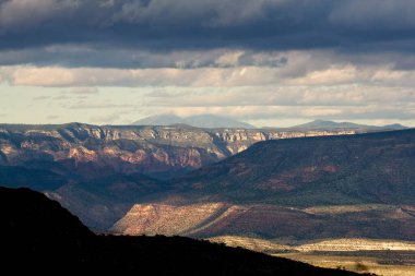 Gökyüzünde bulutlar olan Verde Vadisi manzarası ve Jerome, Arizona 'dan görüldüğü gibi San Francisco Tepeleri..