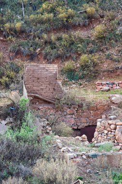 Eski bir taş ve kerpiç binasının kalıntıları. Jerome, Arizona.