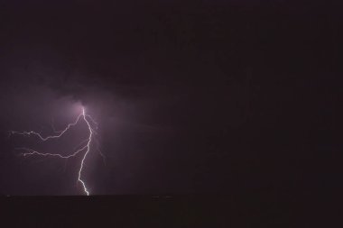 Arizona 'da bir fırtına sırasında yere düşen yıldırım..