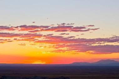 Winslow, Arizona 'nın kuzeydoğusundaki Küçük Boyalı Çölde gün batımı..