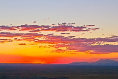 Winslow, Arizona 'nın kuzeydoğusundaki Küçük Boyalı Çölde gün batımı..