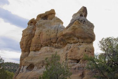 Aztek Kemerleri bölgesinde kaya oluşumu, New Mexico.