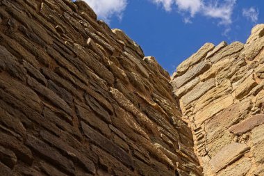 Aztek Harabeleri Ulusal Anıtı, Aztek, New Mexico 'daki taşlardan yapılmış bir duvarın dikey çekimi..