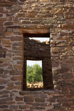 Aztek Harabeleri Ulusal Anıtı, Aztek, New Mexico Pueblo 'nun bir kısmında iki pencere var..