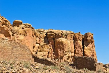 Chaco Canyon Pueblo, New Mexico yakınlarındaki uçurumun kenarına oyulmuş antik merdivenler. Merdivenler 9 metre (9.1 metre) genişliğinde..