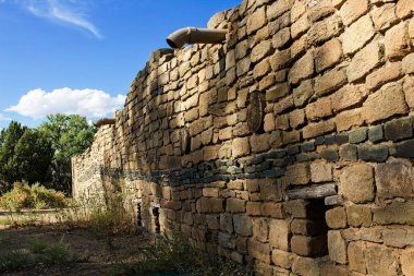 Aztek Harabeleri Ulusal Anıtı, Aztek, New Mexico 'daki Pueblo' nun dış duvarında..