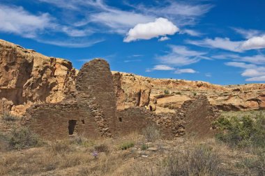Chaco Canyon Pueblo 'nun bir parçası. Uçurumu ve bulutları olan bir gökyüzü. New Mexico..