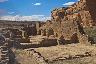 Chaco Canyon Pueblo 'nun bir parçası. Uçurumu ve bulutları olan bir gökyüzü. New Mexico..