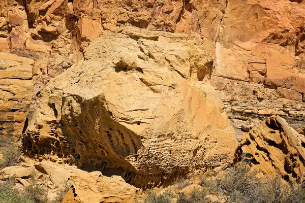 Chaco Canyon Pueblo, New Mexico 'da kayalık ve yamaç yüzeyi..