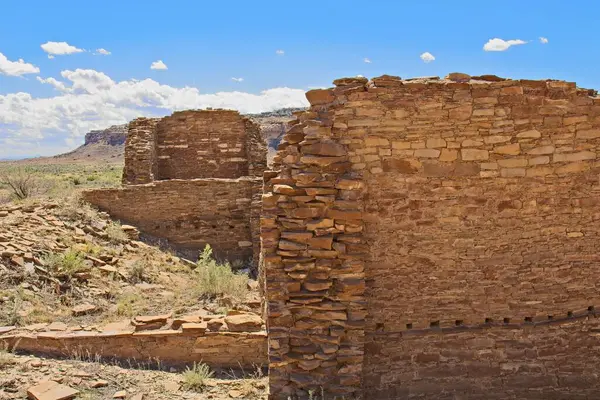 Chaco Canyon Pueblo 'nun bir parçası. Uçurumu ve bulutları olan bir gökyüzü. New Mexico..