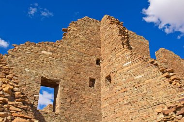 Gökyüzü bulutlu Chaco Canyon Pueblo 'nun bir parçası ve arka planda New Mexico.