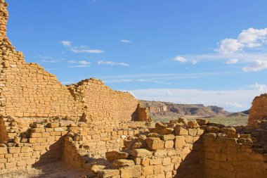 Gökyüzü bulutlu Chaco Canyon Pueblo 'nun bir parçası ve arka planda New Mexico.