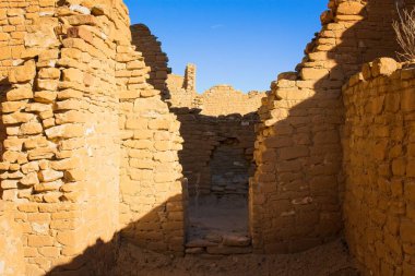 Arka planda gökyüzü olan Chaco Canyon Pueblo 'nun bir parçası, New Mexico.