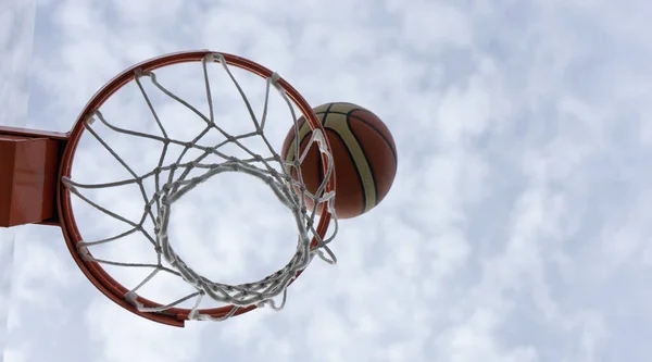 Basketbolun basket sahasına girişinin yatay fotoğrafı.