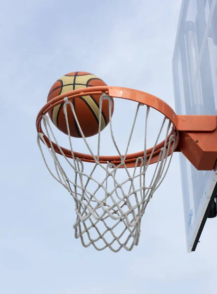 Basketbolun basket sahasına girişinin dikey fotoğrafı.