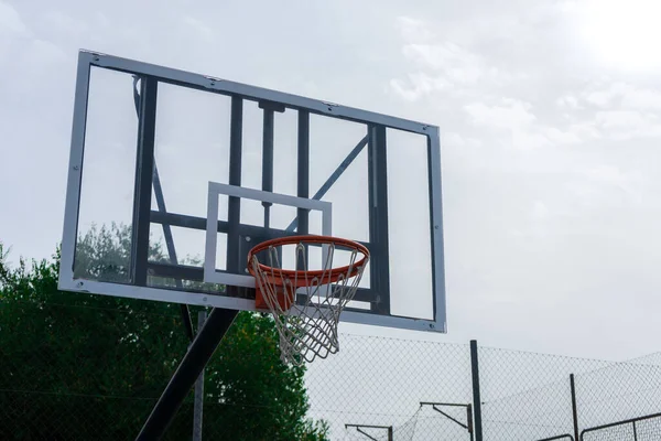 Basketbolun basket sahasına girişinin yatay fotoğrafı.