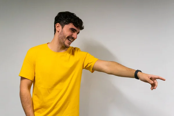 Beyaz, beyaz, kıvırcık saçlı ve sarı tişörtlü çocuk izole edilmiş beyaz arka planda gülüyor.