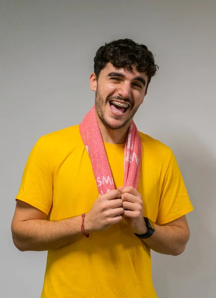 Beyaz, beyaz, kıvırcık saçlı ve sarı tişörtlü çocuk izole edilmiş beyaz arka planda gülüyor.