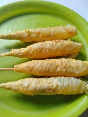 In Indonesia called sempol or telur gulung, is a typical Indonesian snack made from beaten chicken eggs then fried and rolled with a stick.