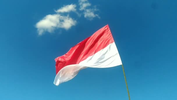 Indonesien Flagga Flyger Vinden Utomhus Med Blå Himmel Bakom Den — Stockvideo