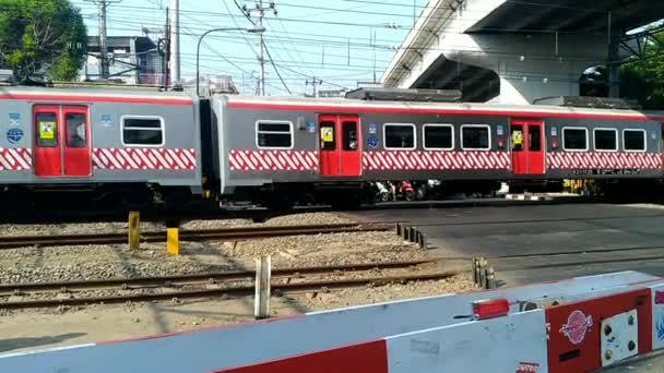 Indonésia Yogyakarta Agosto 2023 Jogja Travessia Trem Elétrico Fila Veículos — Vídeo de Stock