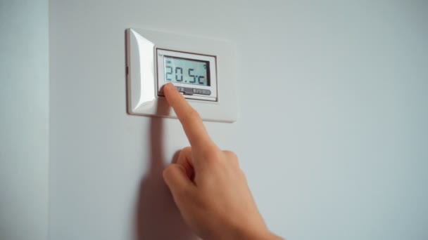 Chica Sintiendo Frío Con Problemas Calefacción Casa Concepto Crisis Energética — Vídeos de Stock