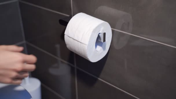 Tutup Tangan Yang Mengambil Gulungan Kertas Toilet Tergantung Dari Pemegang — Stok Video