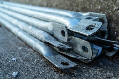 İnşaat alanı. İşçiler. Alet edevatlı ev dekorasyonu. Yeni malzemeler, merdivenler, çarşaflar ve paltoyla yeni bir ev. Çelik ve demir. Tüpler